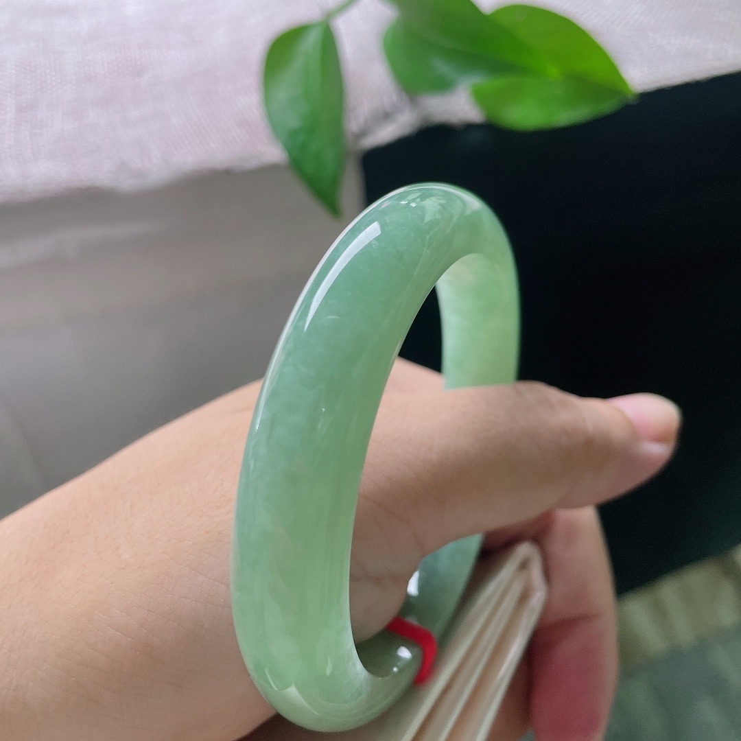 绿底正圈，一点皮纹不影响，湖水般的玉色随光影轻轻流动，柔和均匀，每一寸玉面，都流露着天然玉石独有的静谧层次。ss58280a