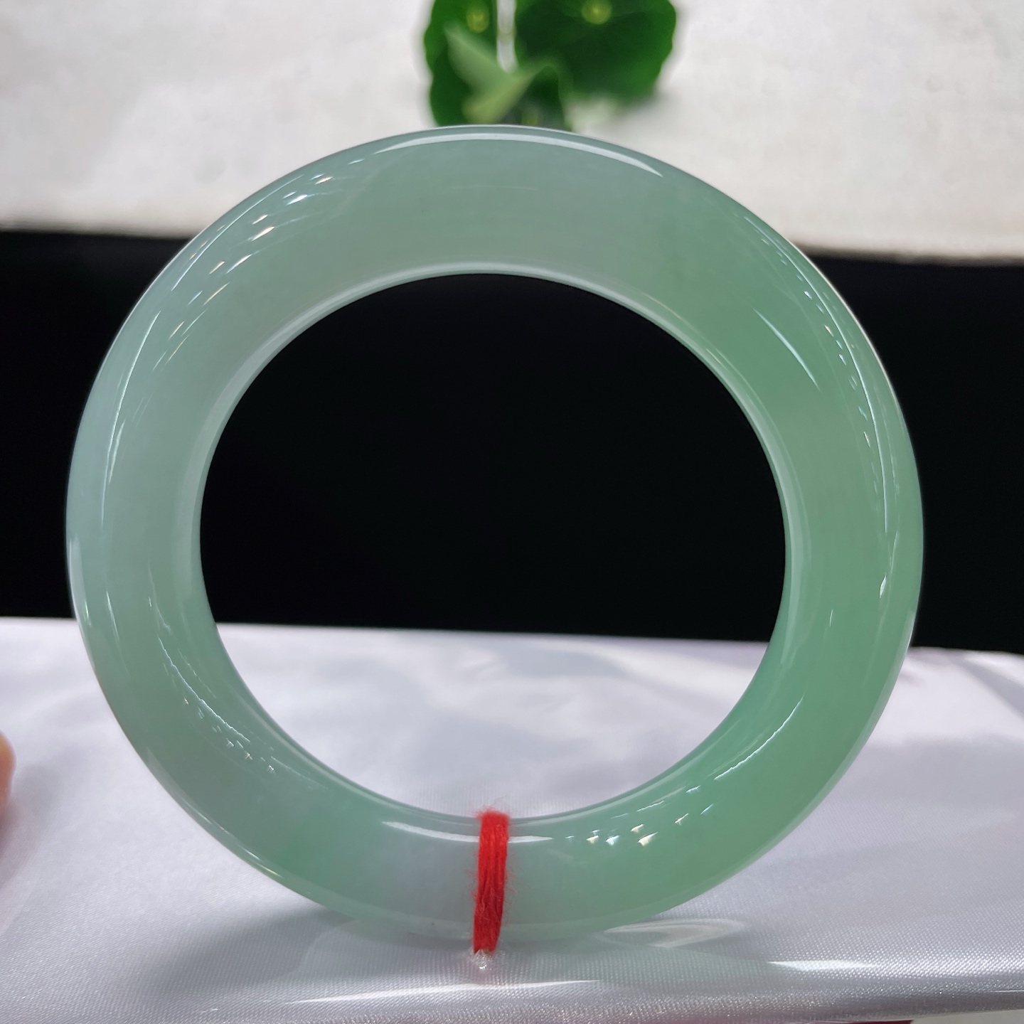 天然翡翠手镯，圈口57/12，冰晴绿胖圆条，57/58可戴，一汪晴水碧，温润入腕来，无裂。