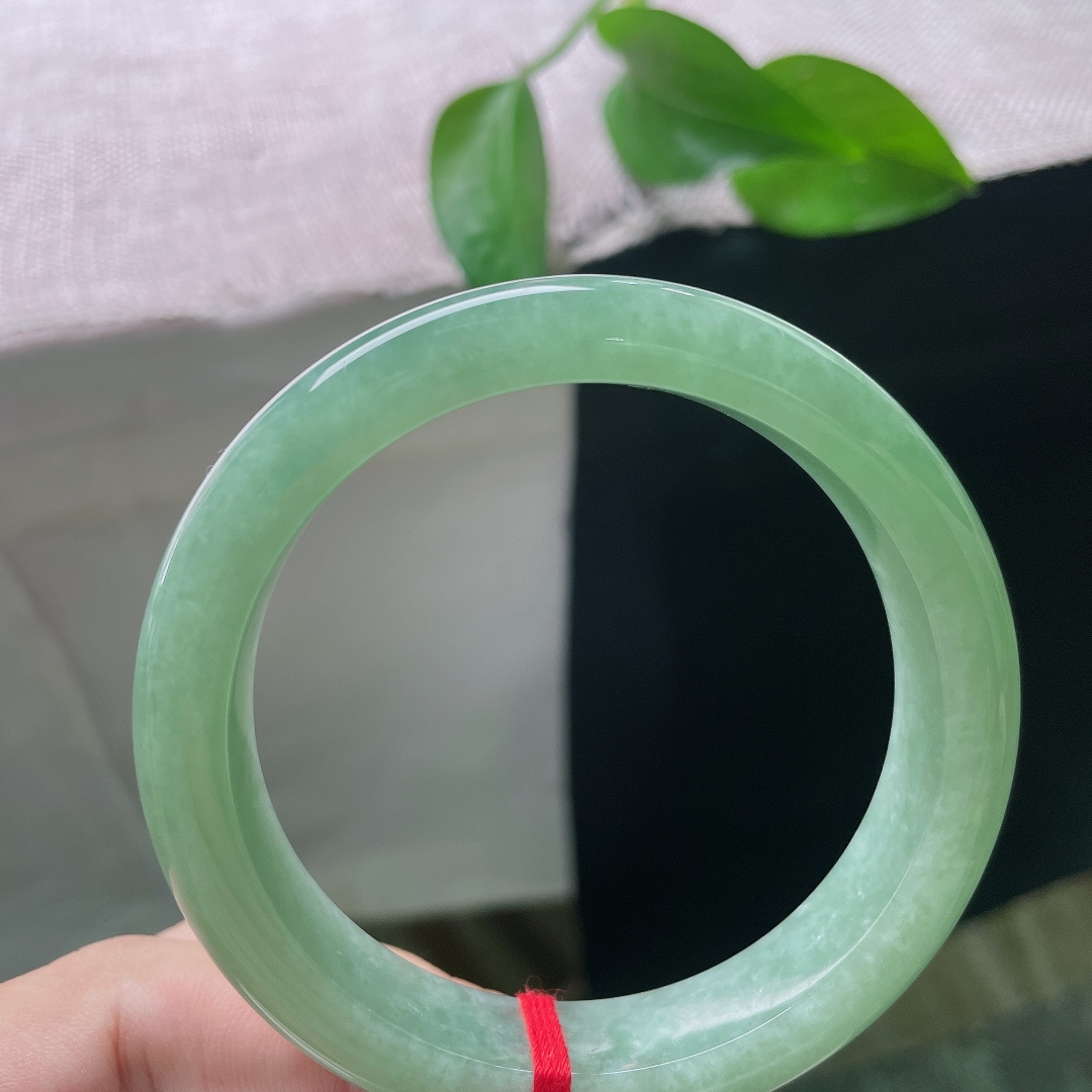 绿底正圈，一点皮纹不影响，湖水般的玉色随光影轻轻流动，柔和均匀，每一寸玉面，都流露着天然玉石独有的静谧层次。ss58280a