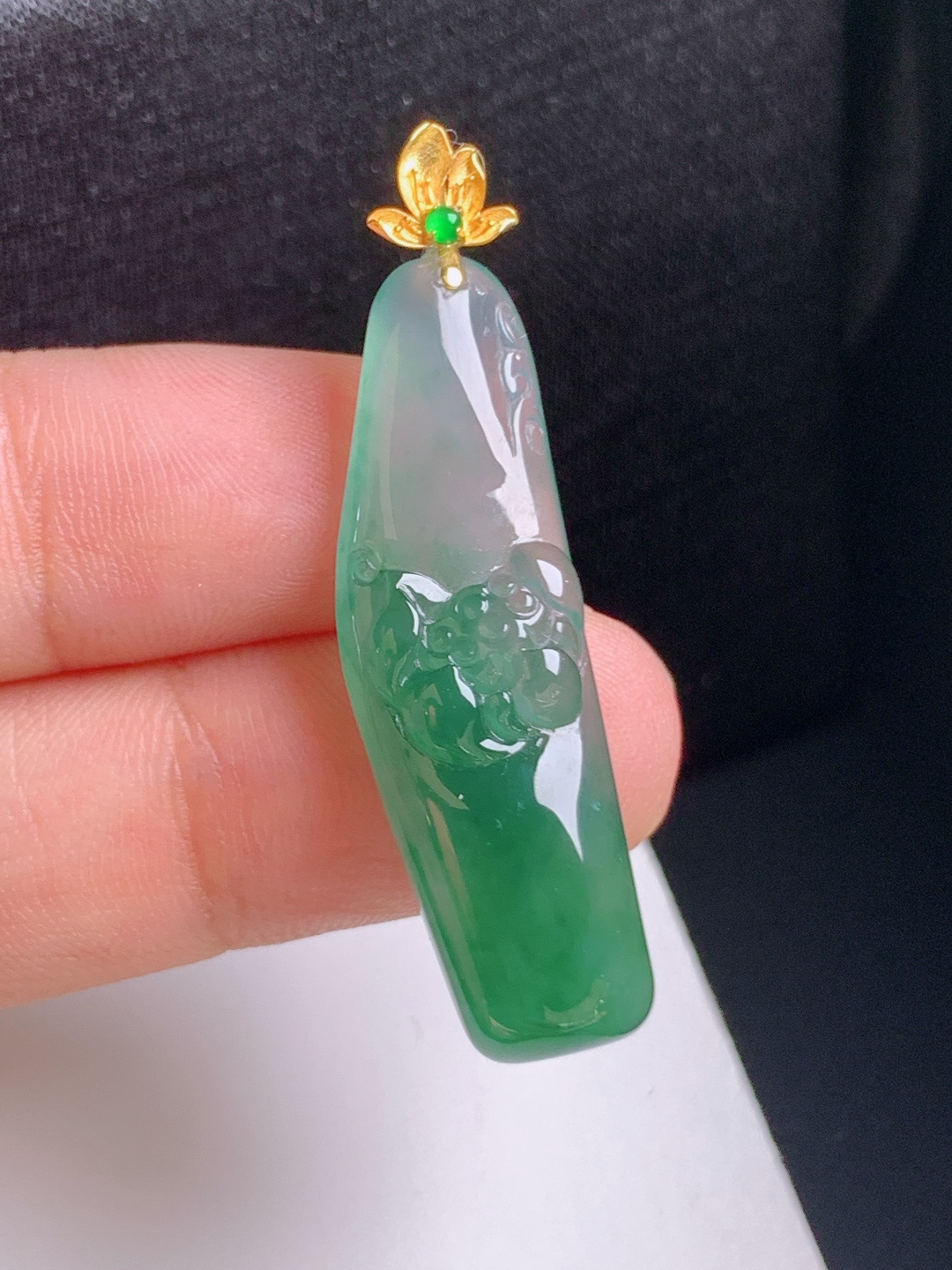 高冰晴绿荷花吊坠，冰种起光，翠色浓郁，精工雕刻，和和美美,080901