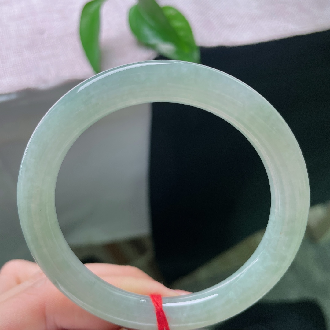 冰油圆条，一点皮纹，玉质冰透细腻，带着盈盈胶润水光，种质温润，光泽柔和内敛，上手冰感舒适。ss580
