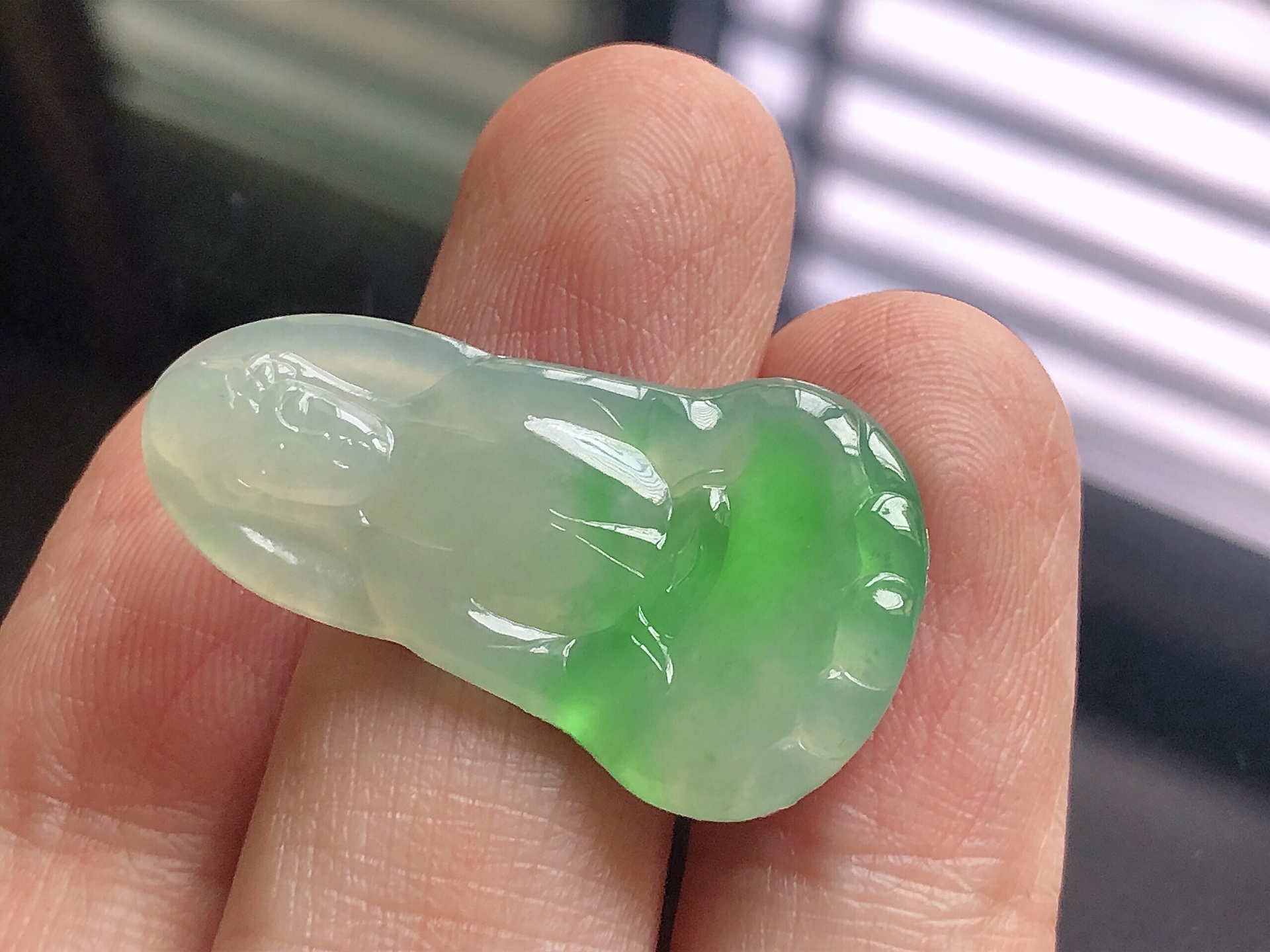 冰种阳绿观音，色泽艳阳，通透水润，玉质细腻，夺目迷人，雕工精湛，面相慈祥，品相，无裂，尺寸32.5*