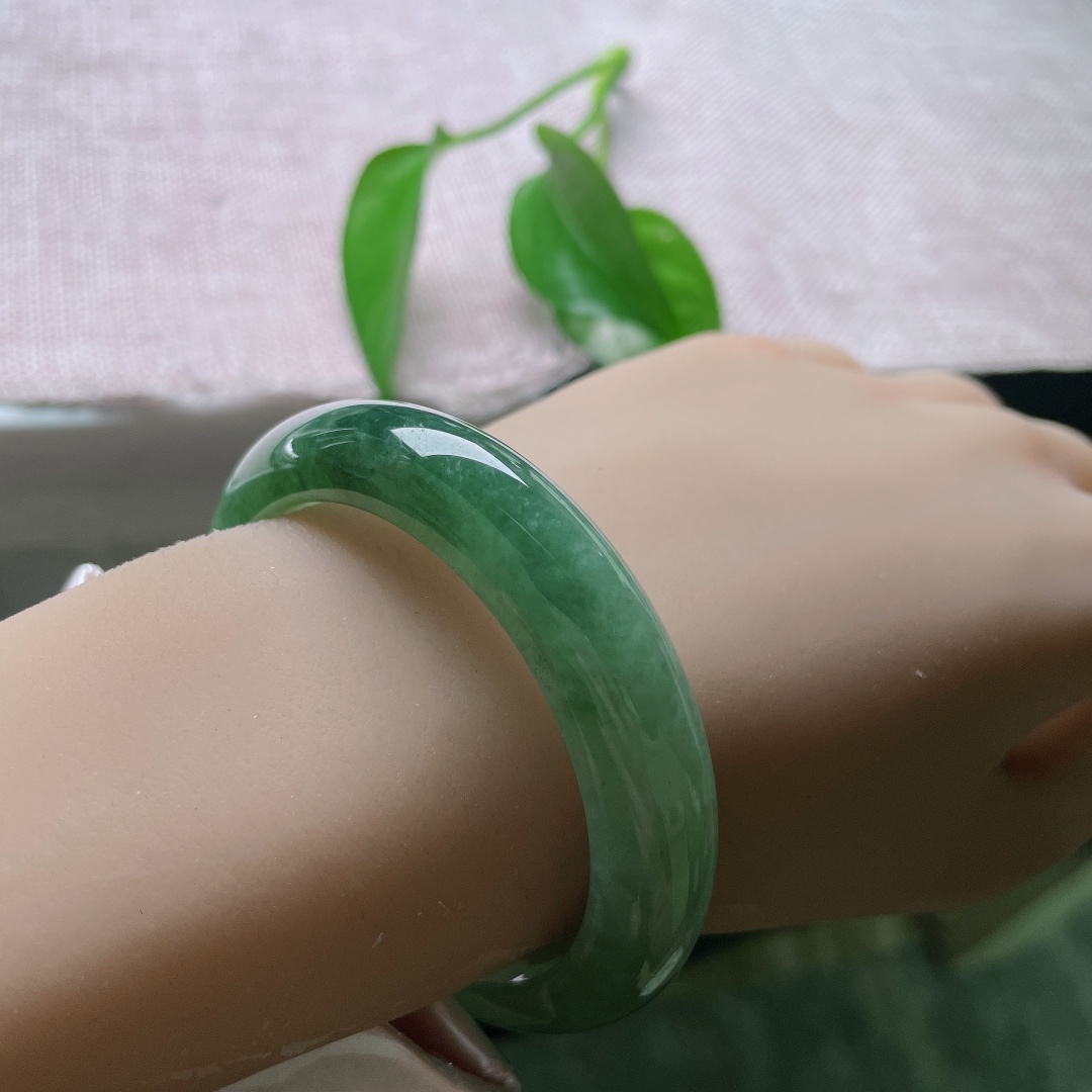 油青正圈，色线，这一汪凝于镯间的青碧色，是玉石写给人间的浪漫诗篇，不求万众瞩目，只求余生朝夕相伴，小手福音，ss58266a