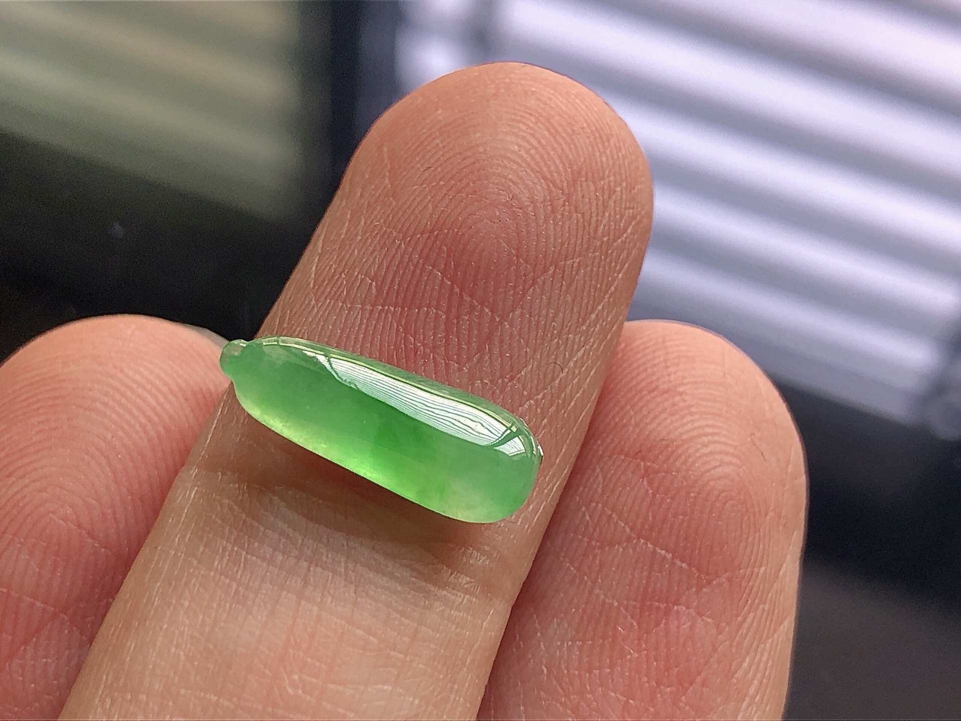 冰种阳绿福瓜，色泽艳阳，通透水润，玉质细腻，夺目迷人，镶嵌效果，品相，无裂，尺寸14.5*5.2*2.8