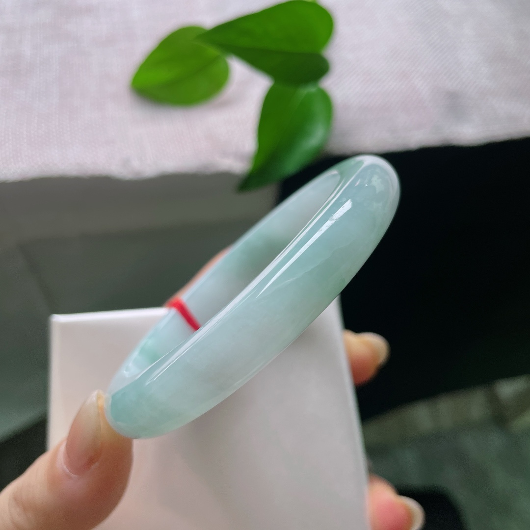 56/10.5/8.8，飘花正圈，皮纹，光线缓缓抚过镯面，深浅不一的飘花随之舒展，每一缕花色都是大自然落笔，ss57953a