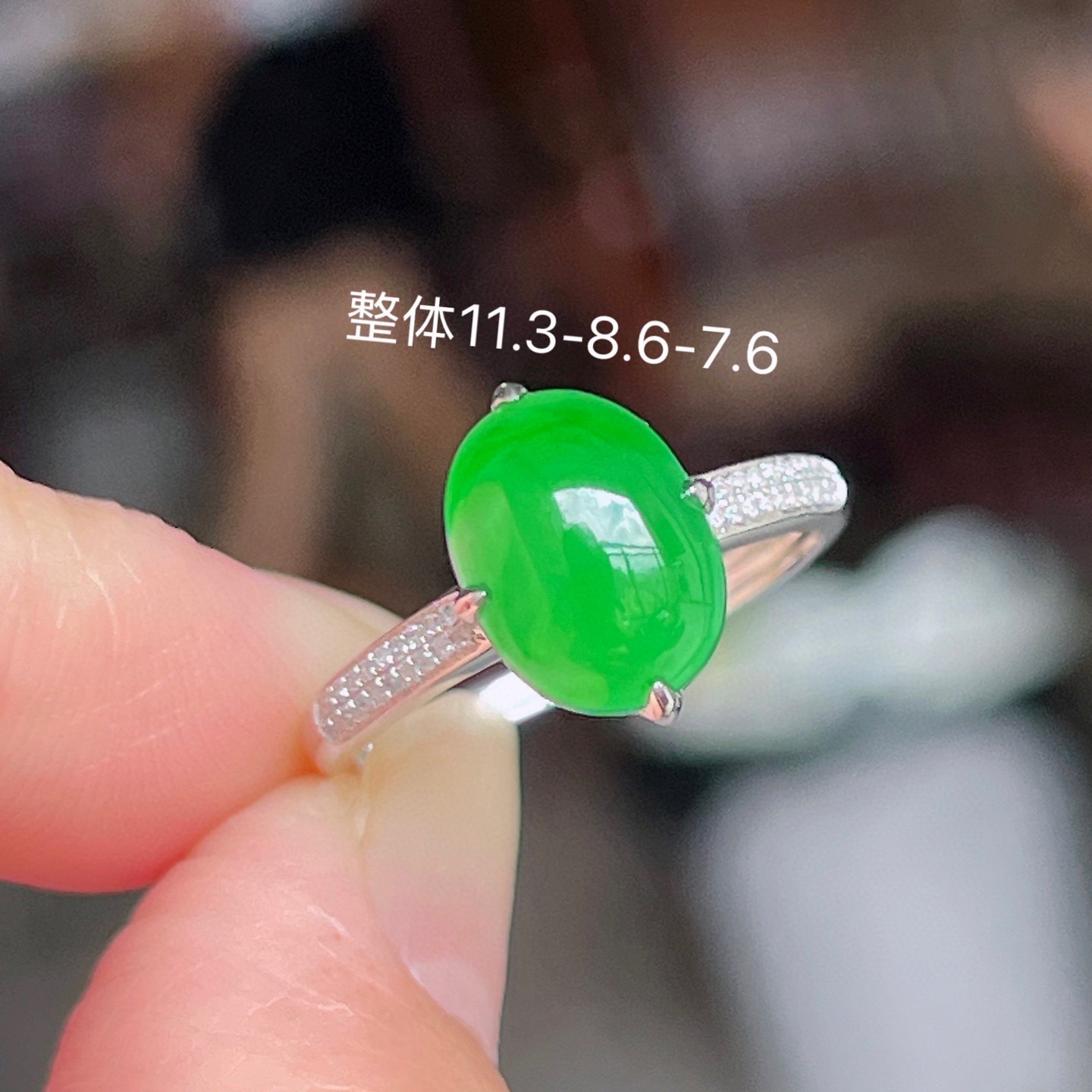 时尚靓丽款 满色辣绿蛋面戒指 细腻水润 翠色浓郁 无裂