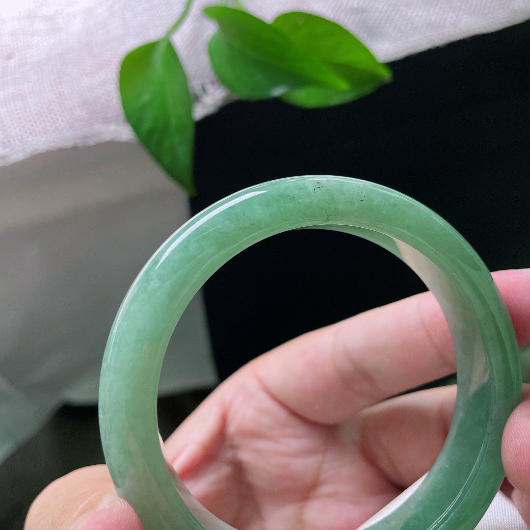 绿底正圈，有纹，温润青绿在腕间静静铺展，不张扬耀眼，于平凡烟火里，悄悄烘托佩戴者从容温婉的独特气质。ss58268a