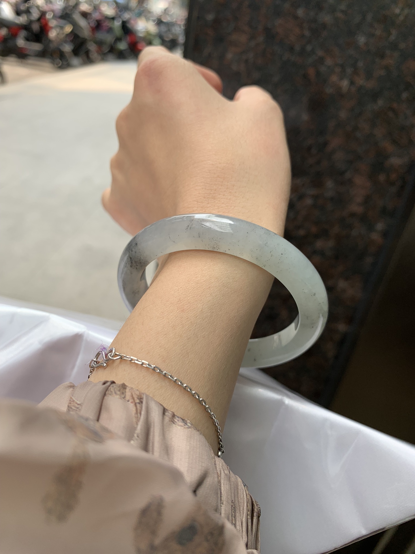 冰乌鸡正圈,打灯细纹，不影响，底妆水润细腻，乌鸡种的黑寓意着高贵，神秘，个性，甜酷风的搭配，底妆带点淡淡晴底，与国风，休闲风搭配都很适合，简直白搭
