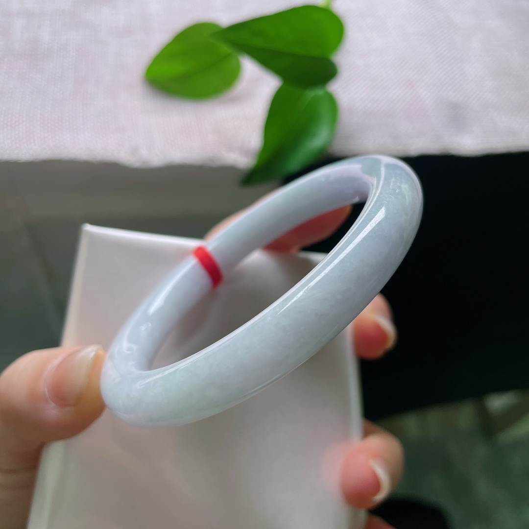 圆条，晶体，玉质细腻温润，镯身光泽柔和莹亮，种质扎实，圆条条杆圆润饱满，上手贴手温润。ss57945a