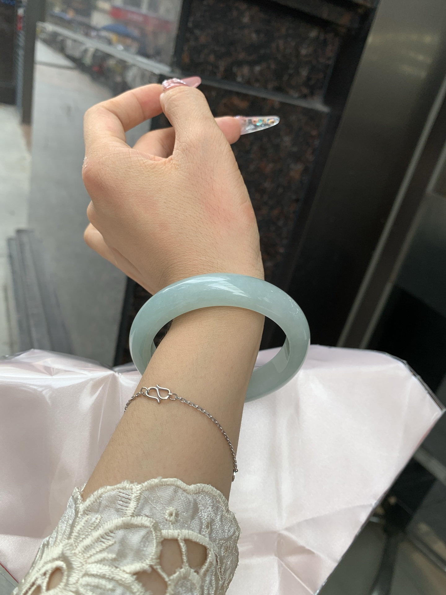 天空蓝正圈,0619-N1027-1,无裂，底妆水润，质地细腻，天空蓝底色均匀，由内而外散发出温婉气质，清爽治愈