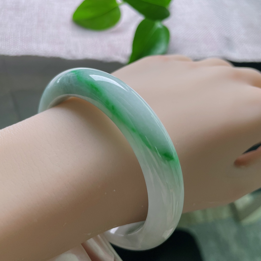 白底，飘绿，正圈，贵气，优雅，一点皮纹，优雅，耐看，ss57982a