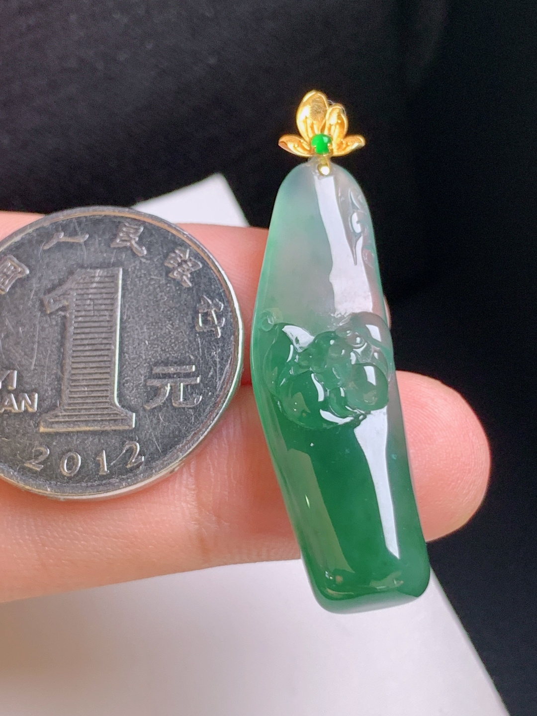 高冰晴绿荷花吊坠，冰种起光，翠色浓郁，精工雕刻，和和美美,080901