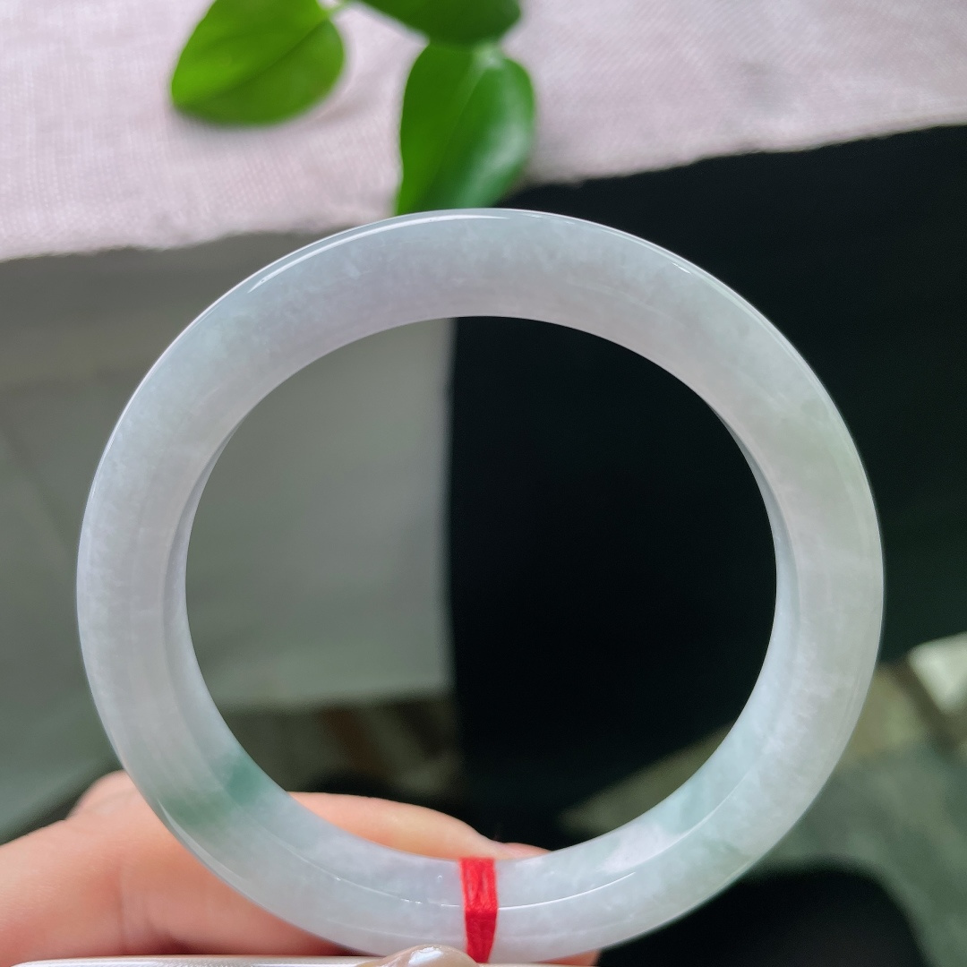 飘花正圈，一点皮纹，它的美在于适度留白，仅以一处飘花作为点睛，繁简平衡，窄版，适合纤纤小手，ss57955a