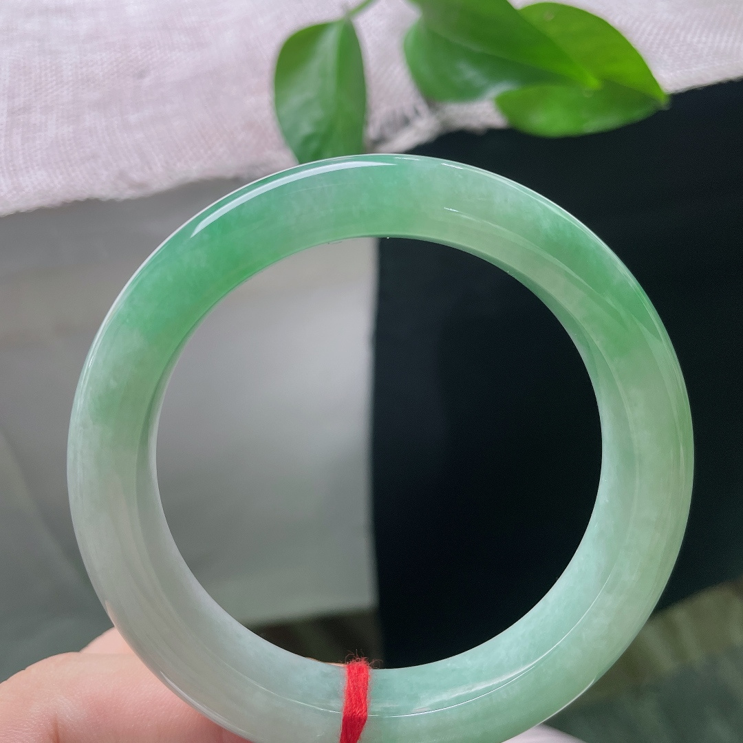 56/12.2/9.3，飘绿正圈，无裂，翠色温润铺展镯身，色泽柔和饱满，上手自带端庄大气的大家风范。