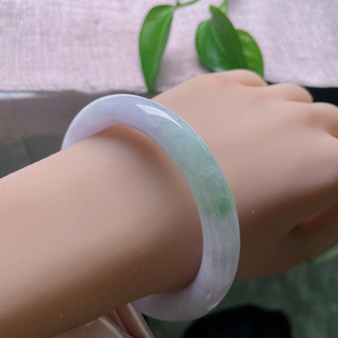 圆条，一点皮纹，淡紫春彩平安镯晕染温柔的浅紫底色，如烟似雾，一角晕开清新翠色，紫绿相融，春意缱绻。ss57879a