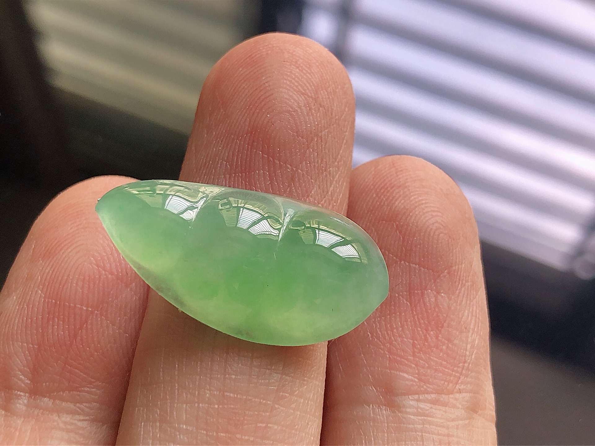 冰种阳绿福豆，色泽艳阳，通透水润，玉质细腻，夺目迷人，镶嵌效果，品相，无裂，尺寸25.7*12.7*7