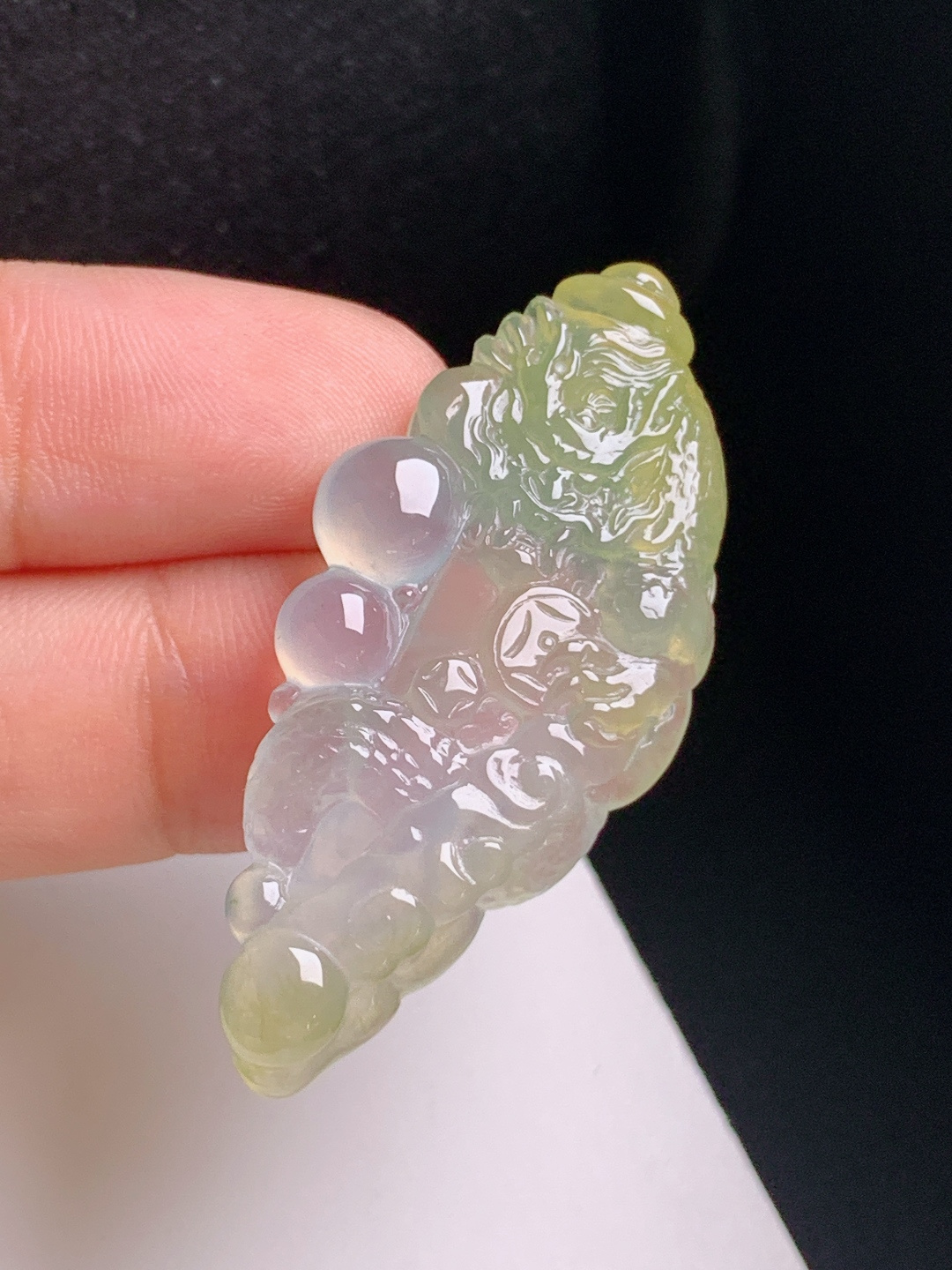 高冰黄翡龙牌，俏色双彩，雕工精细，招财纳福，胶感满满，080901
