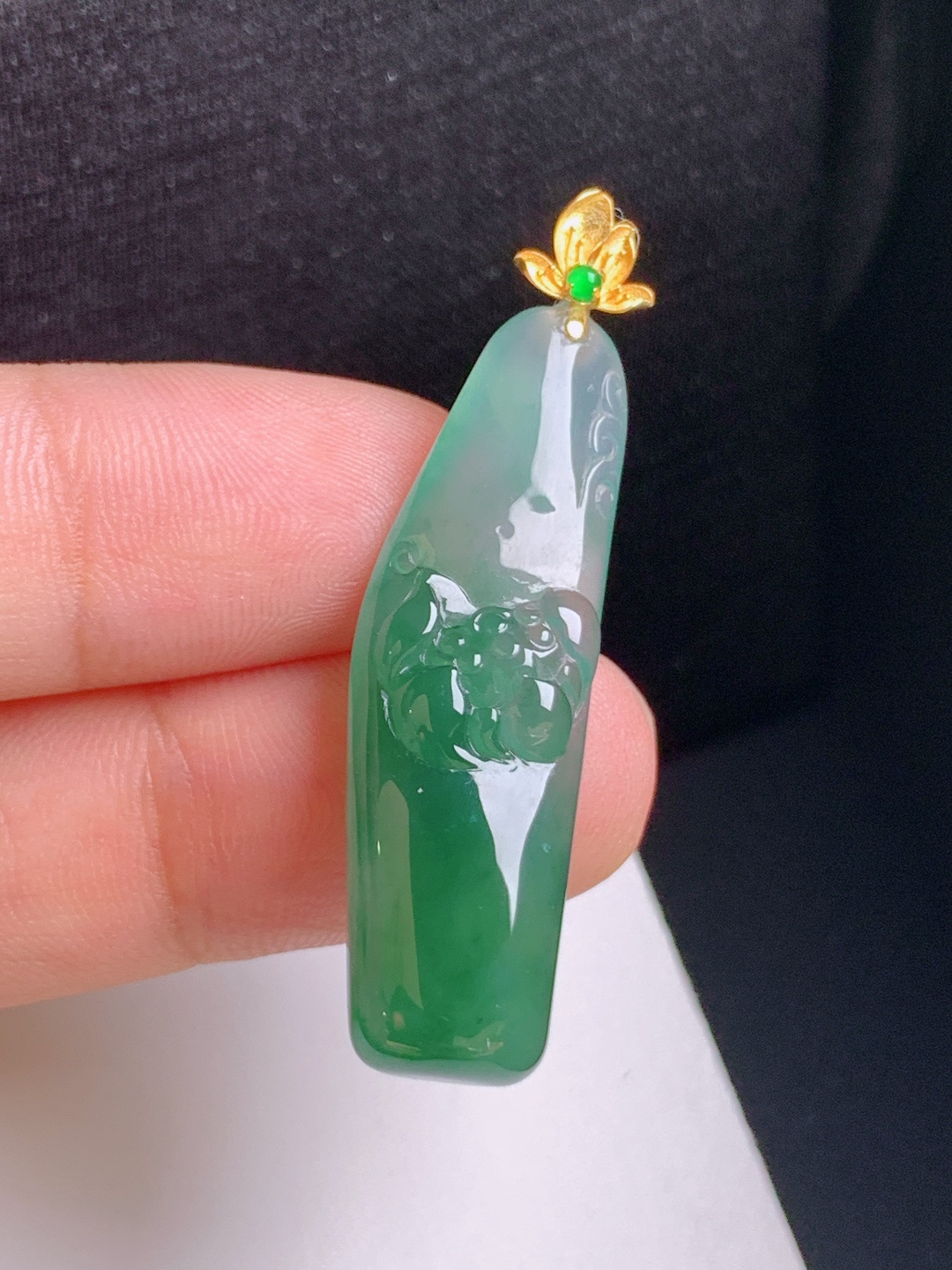 高冰晴绿荷花吊坠，冰种起光，翠色浓郁，精工雕刻，和和美美,080901