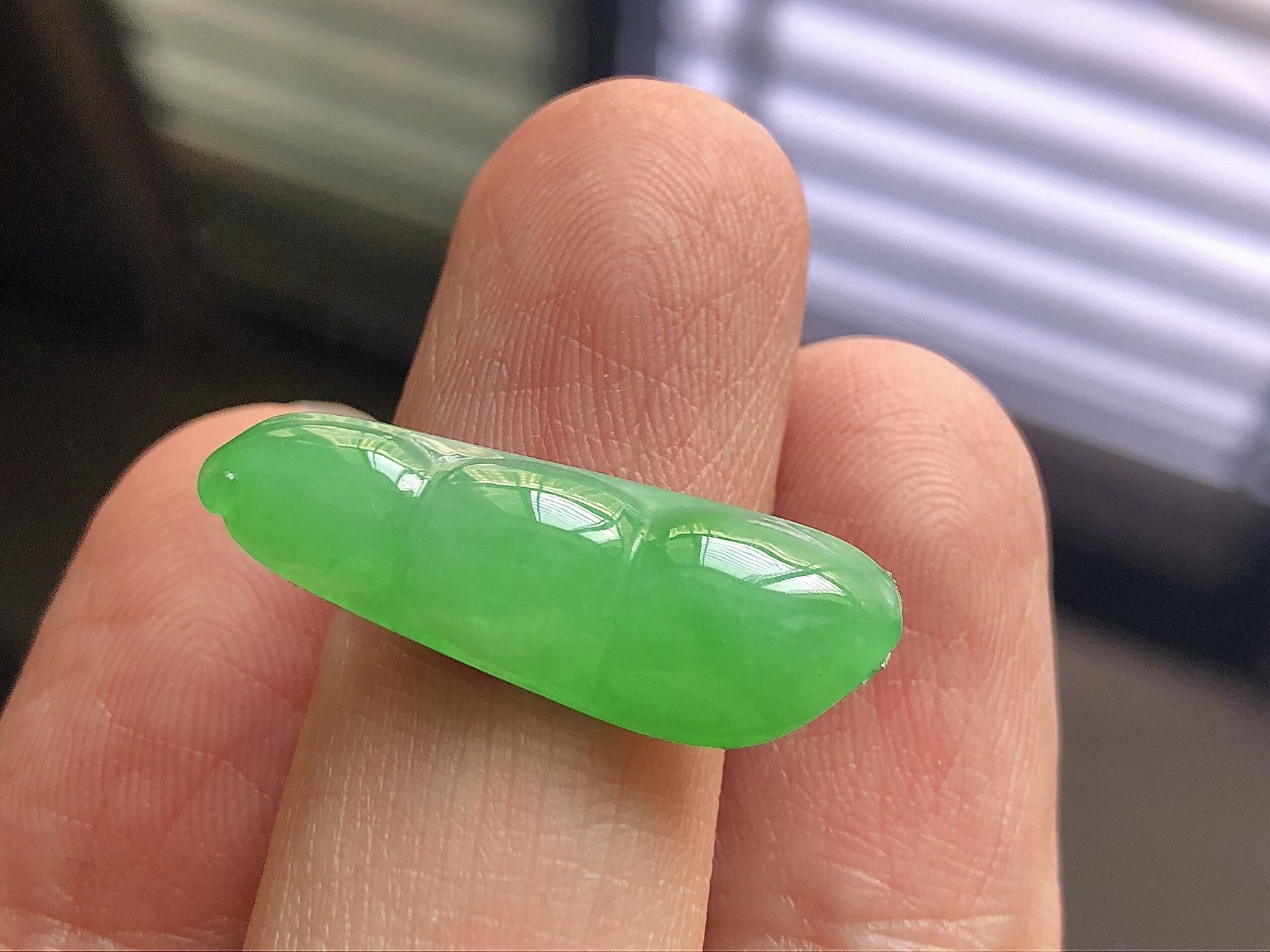 冰种阳绿福豆，色泽艳阳，通透水润，玉质细腻，夺目迷人，镶嵌效果，品相，无裂，尺寸26*9*5.2
