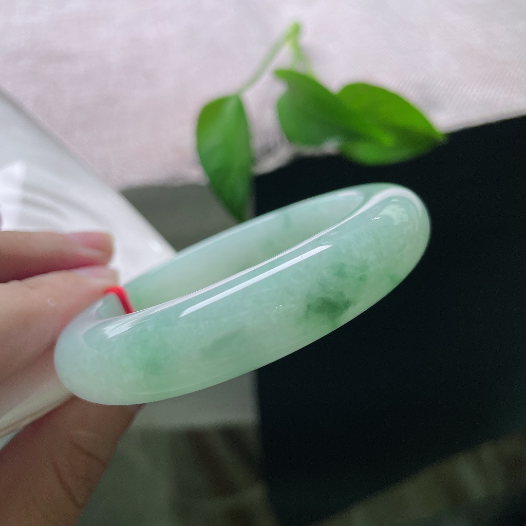 飘花正圈，晶体纹，清润冰底之上晕染缕缕灵动飘绿，花色随性舒展，如同青山映于碧水，写意感十足。ss58034a