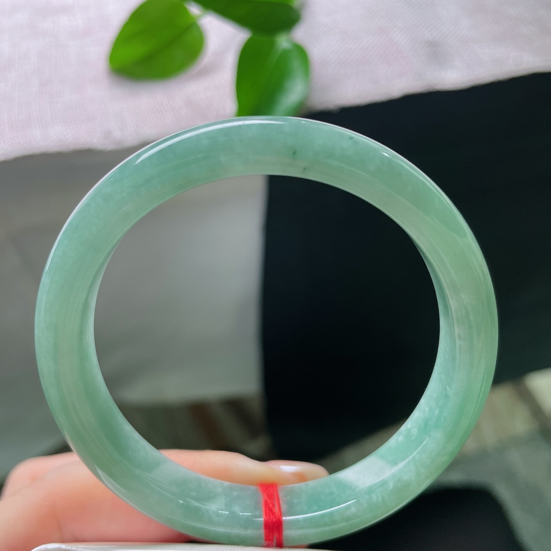 绿底正圈，晶体，满圈翠调均匀柔和，不深不艳，属于耐看耐看的湖水青，越品越有温润玉味。ss57929a