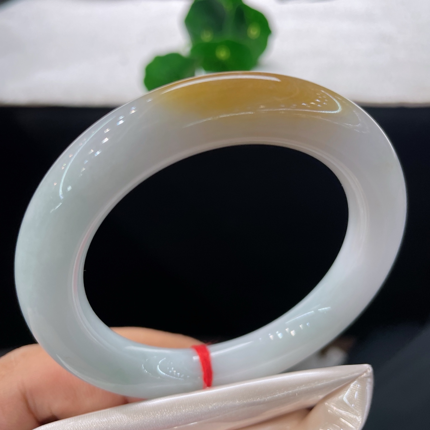 翡翠手镯，圈口54.3/10.9，黄翡胖圆条，54/55可戴，一抹蜜糖黄翡，腕间落日余晖，无裂。