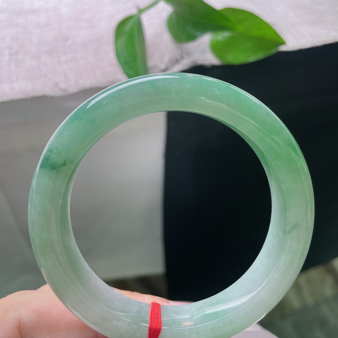 55.8/12.5/9.3，飘绿正圈，无裂，绿调温润衬肤显气质，无论是正式场合佩戴，还是日常穿搭，都能够hold得住各种场景。ss57967a