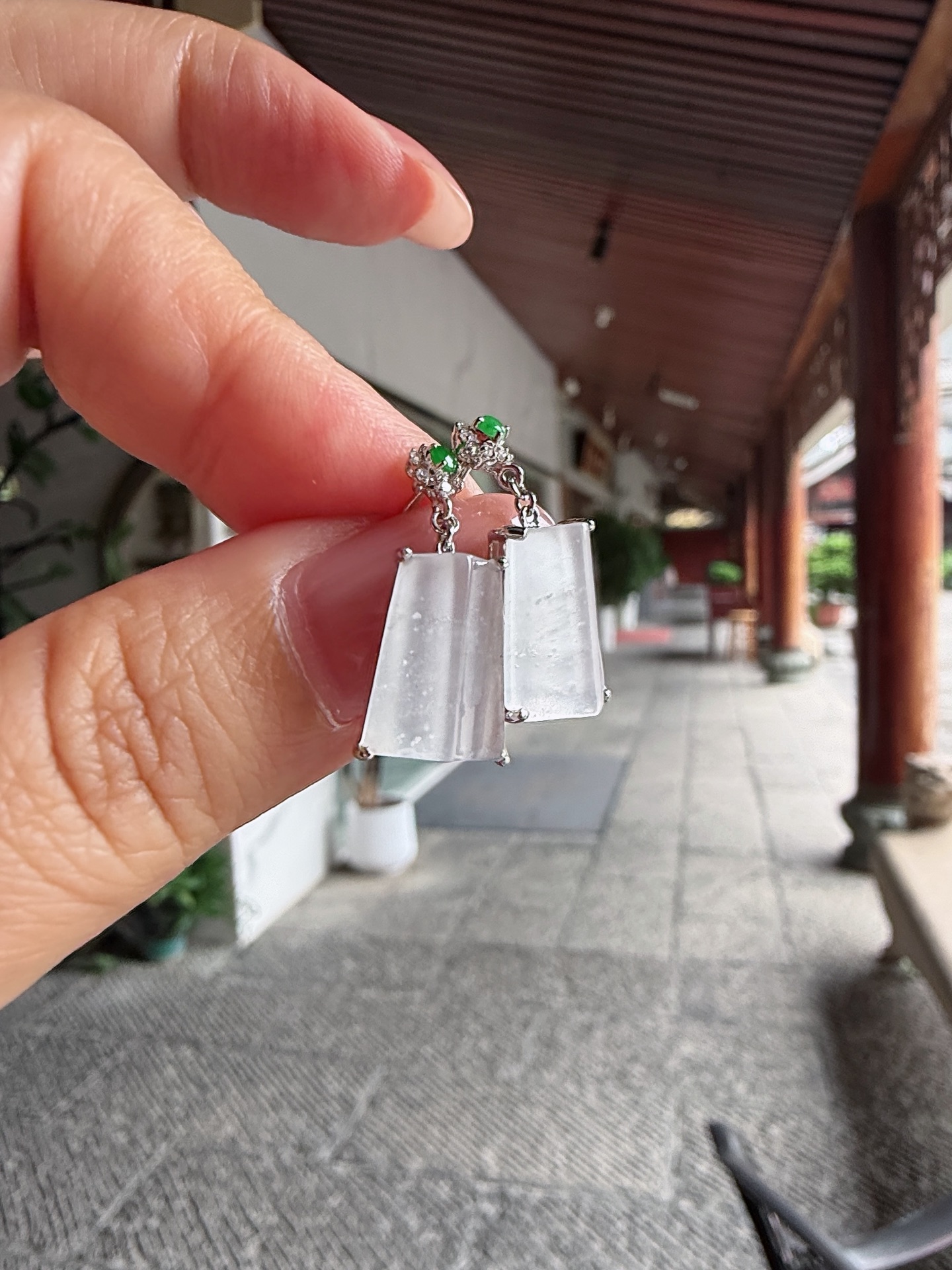 天然翡翠冰种素面耳钉，玉质透澈，莹润迷人，18K金镶嵌，无裂