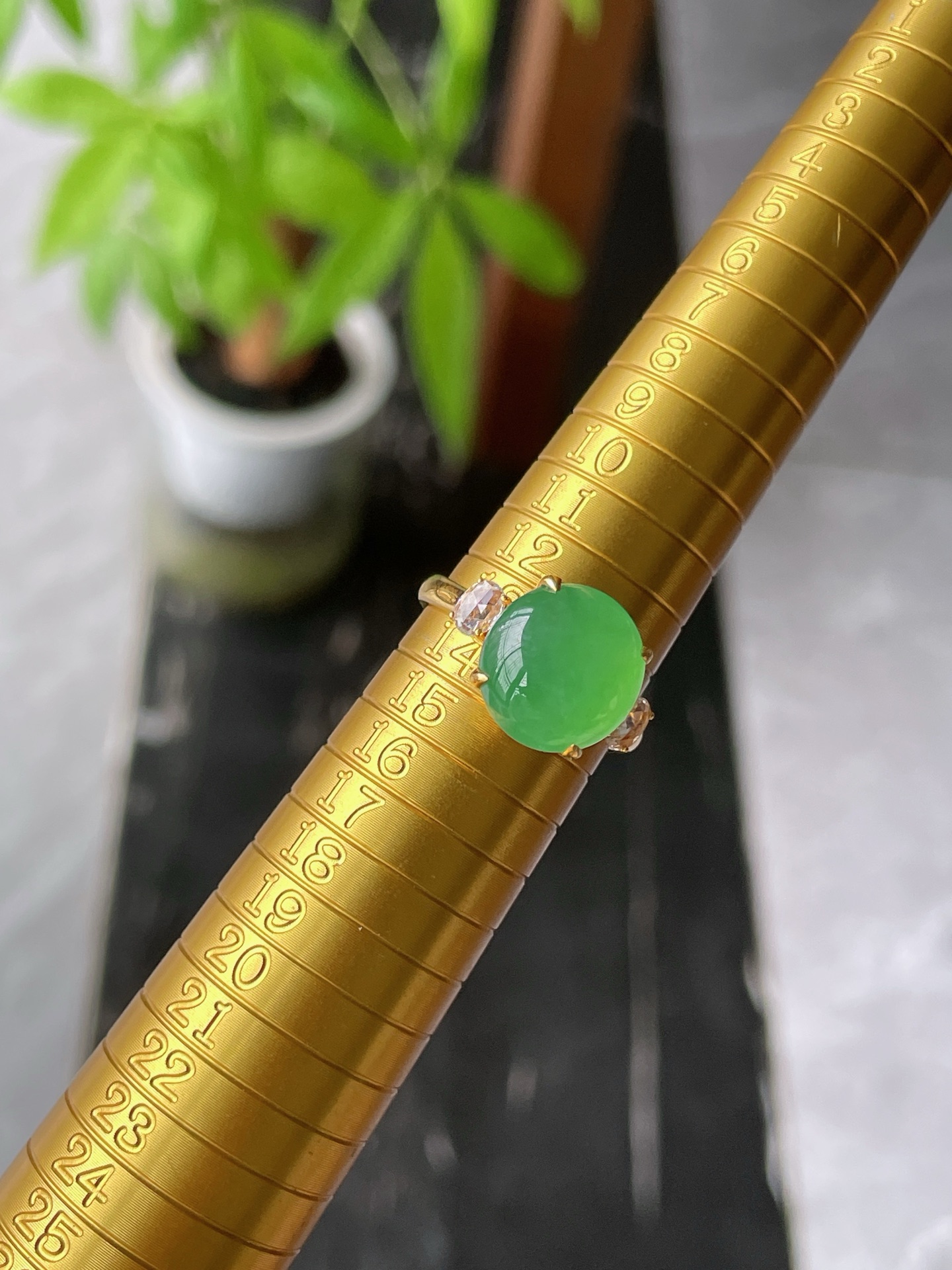 18k金钻豪镶冰种果绿蛋面戒指,S16