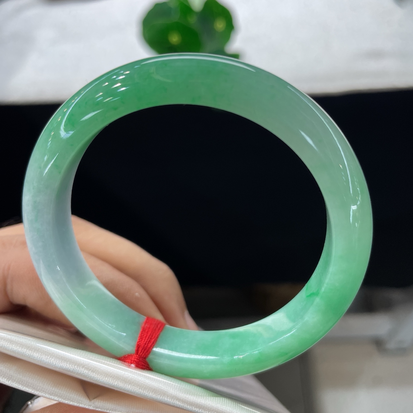 翡翠手镯 圈口53/10.6/7.8，甜果绿正圈，52/53可戴，翠色入腕，春意长存，一镯碧润，温婉一生，无裂
