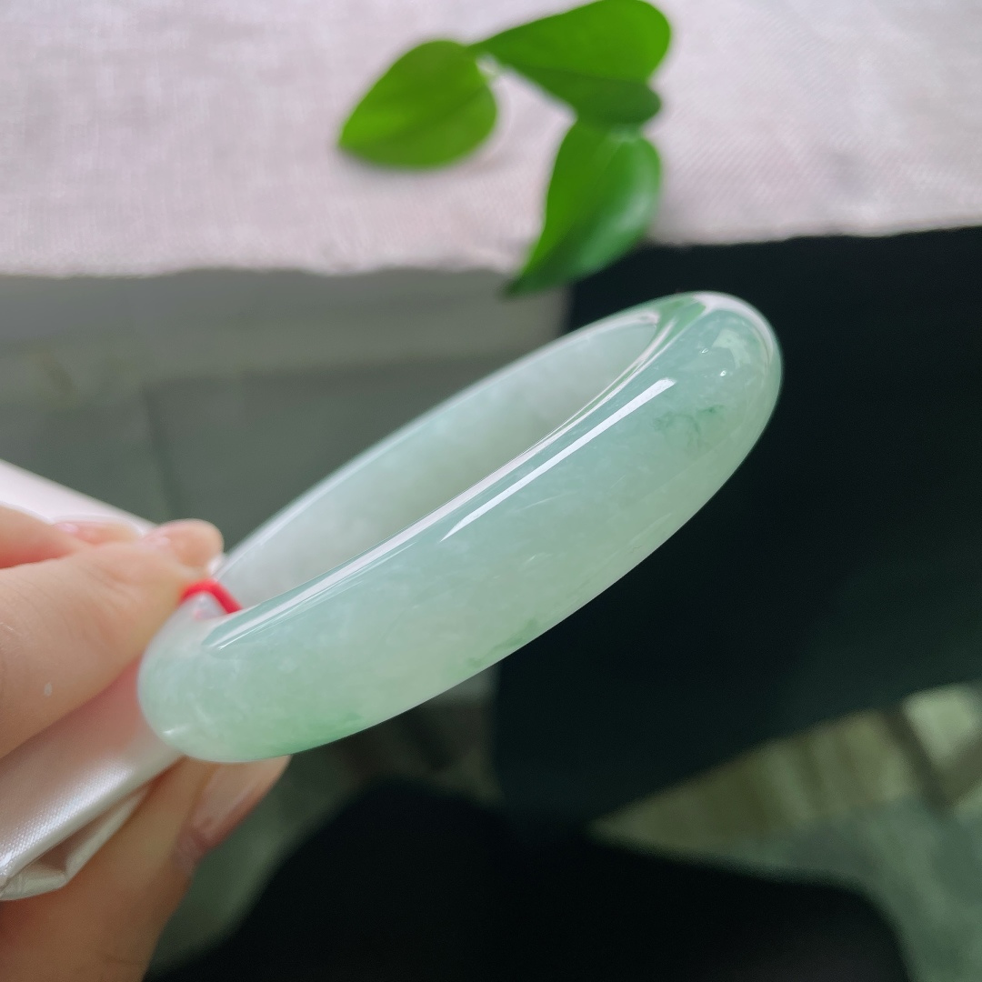 飘花正圈，无裂，玉质细腻温润，镯身泛着盈盈水光，种水清爽通透，上手冰润舒适，质感柔和。ss58031a