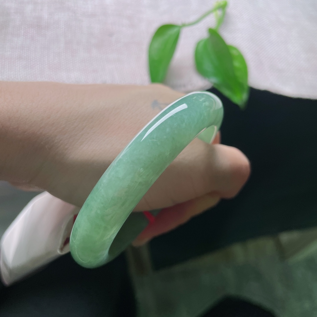 绿底正圈，晶体，满圈晕染清润的湖水碧色，色调柔和匀净，似一汪静卧的幽湖，清逸温婉。ss58253a