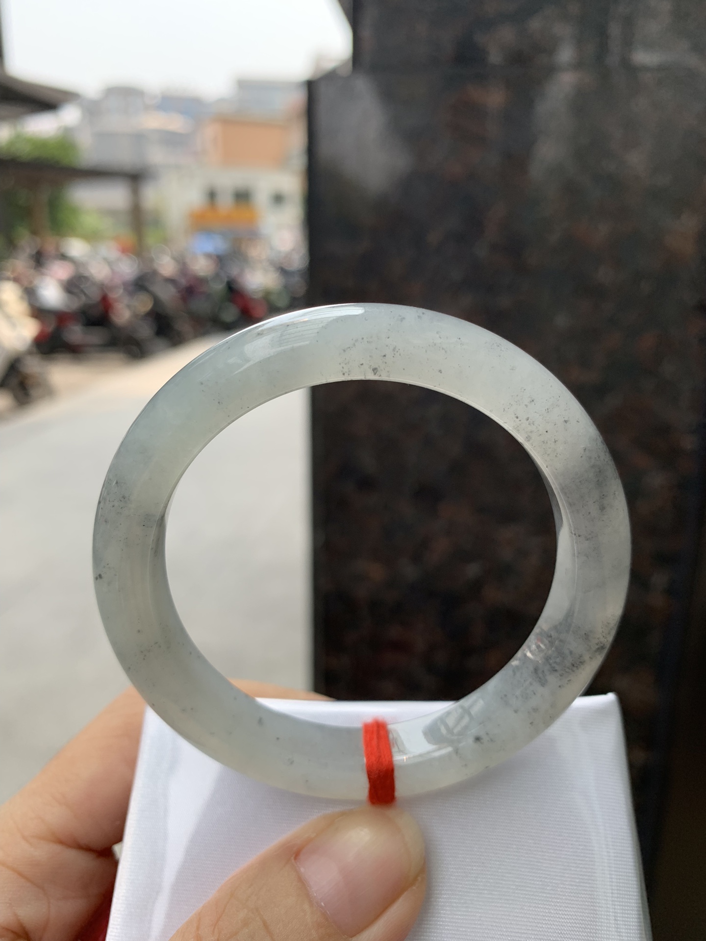 冰乌鸡正圈,打灯细纹，不影响，底妆水润细腻，乌鸡种的黑寓意着高贵，神秘，个性，甜酷风的搭配，底妆带点淡淡晴底，与国风，休闲风搭配都很适合，简直白搭