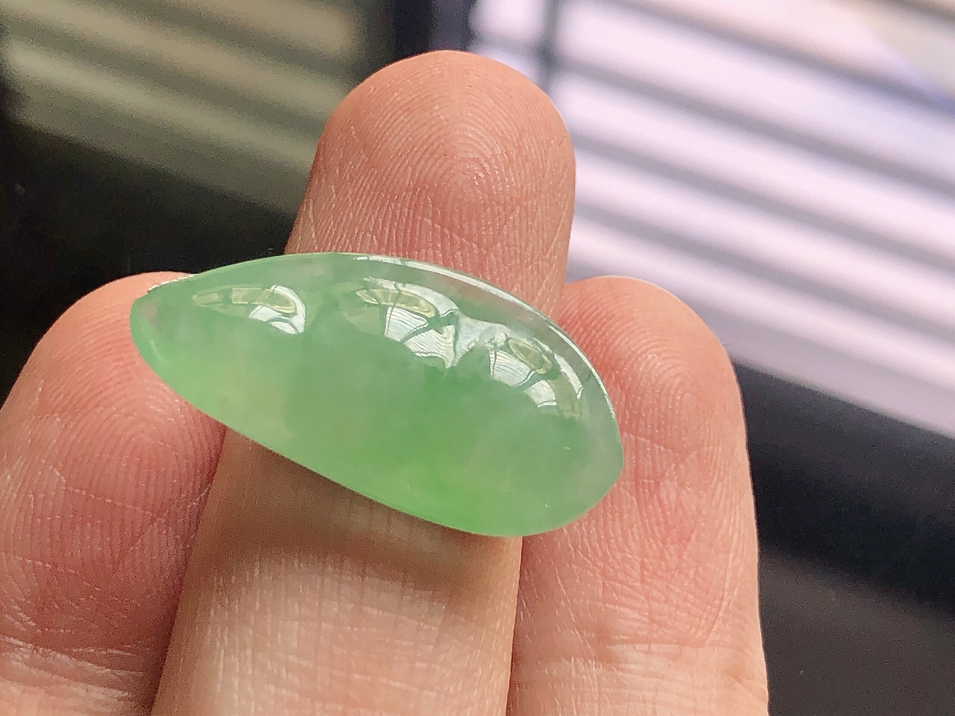 冰种阳绿福豆，色泽艳阳，通透水润，玉质细腻，夺目迷人，镶嵌效果，品相，无裂，尺寸25.7*12.7*7