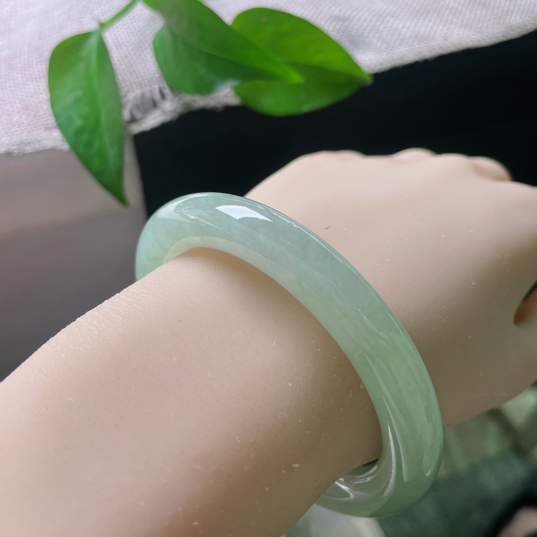 绿底圆条，无裂，玉质细腻温润，种质扎实，镯面光泽莹润柔和，上手触感顺滑，玉感十足。ss58004a