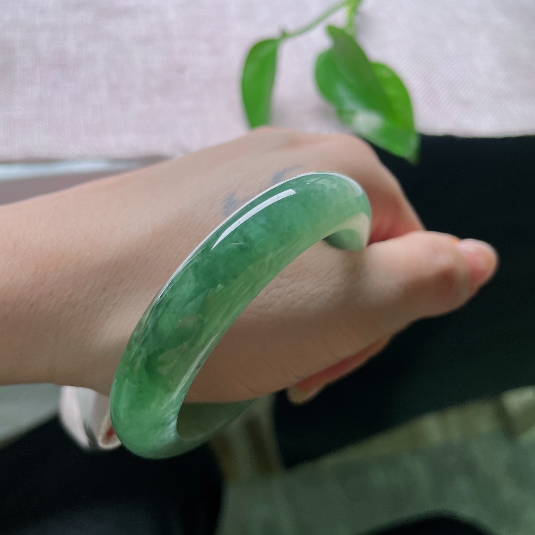 油青正圈，色线，这一汪凝于镯间的青碧色，是玉石写给人间的浪漫诗篇，不求万众瞩目，只求余生朝夕相伴，小手福音，ss58266a
