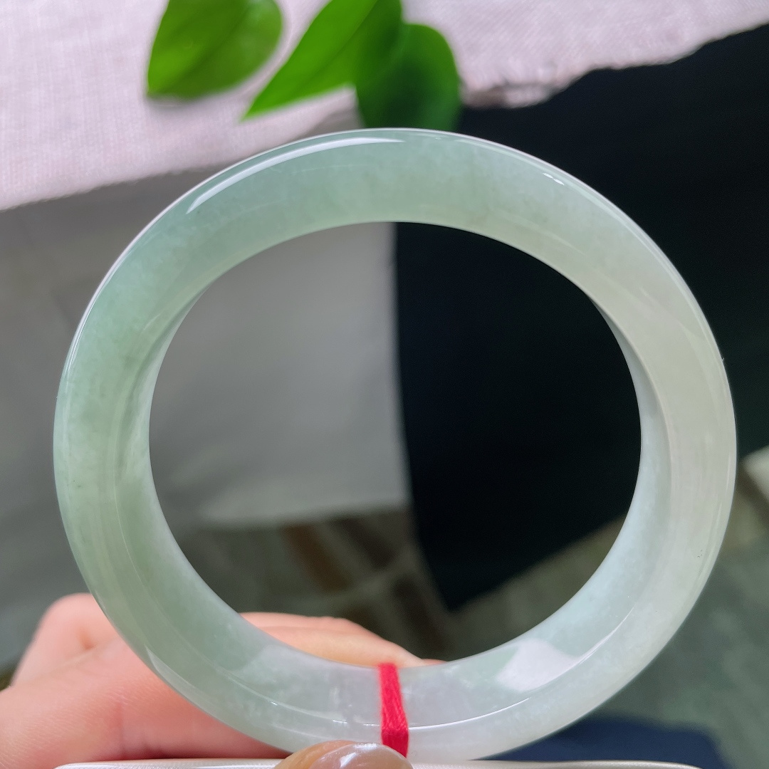 57/13/8.2，绿底正圈，无裂，颜色温柔衬肤，上手干净显气色，清爽耐看，久看也不会审美疲劳。ss57828a