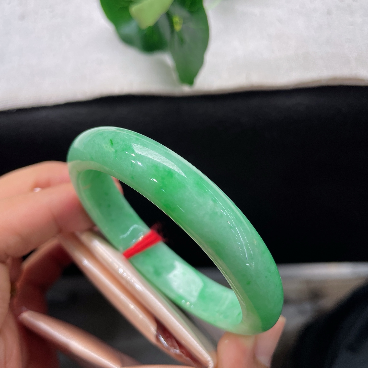 天然翡翠手镯，圈口54.8/11.6/8.2，满色贵妃手镯，53/54可戴，翠色盈环镯，清辉绕玉肌，微纹