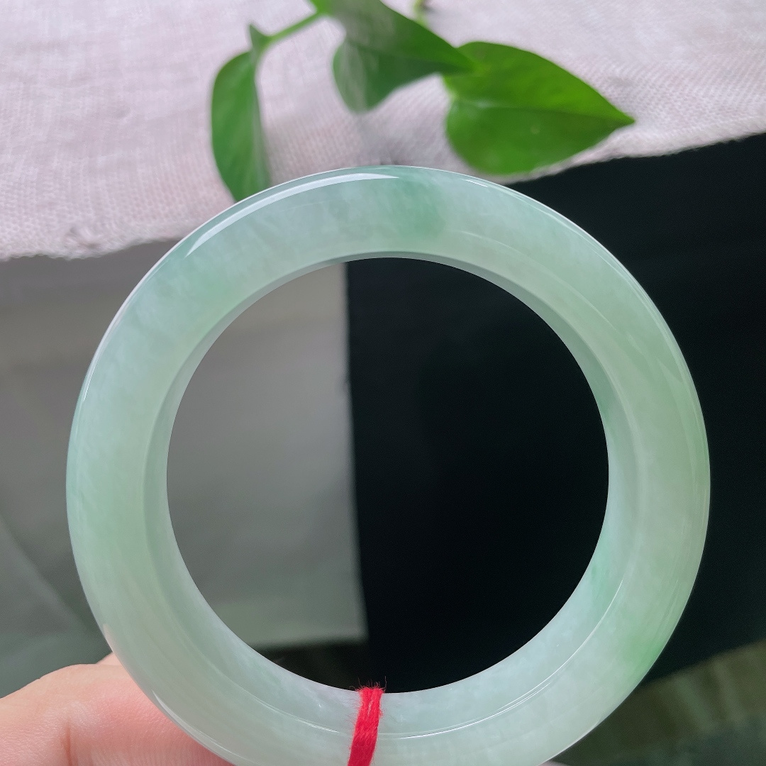 56.2/13.3/10.2，飘花正圈，晶体，底色清浅柔和，很好地衬托出飘花的鲜活，一静一动之间，尽