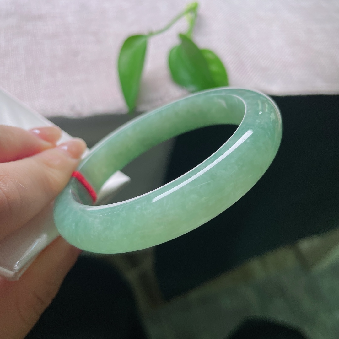 绿底正圈，晶体，满圈晕染清润的湖水碧色，色调柔和匀净，似一汪静卧的幽湖，清逸温婉。ss58253a