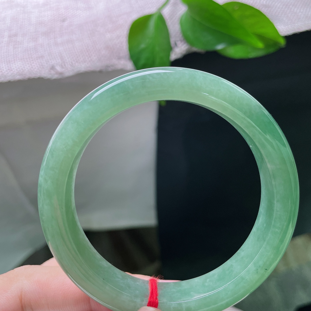 绿底正圈，有纹，温润青绿在腕间静静铺展，不张扬耀眼，于平凡烟火里，悄悄烘托佩戴者从容温婉的独特气质。ss58268a
