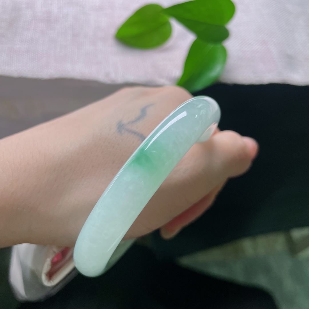 飘花圆条，横纹，清润玉色静静流淌，错落的飘花是大自然千万年的雕琢，造就这一只无可复制的天然翡翠手镯。ss58041a