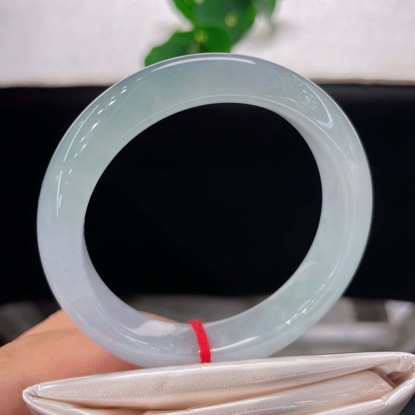 天然翡翠手镯 圈口51.7/11.8/8，冰晴正圈，51/52可戴，仿若空山凝露，质地澄澈温润。浅青