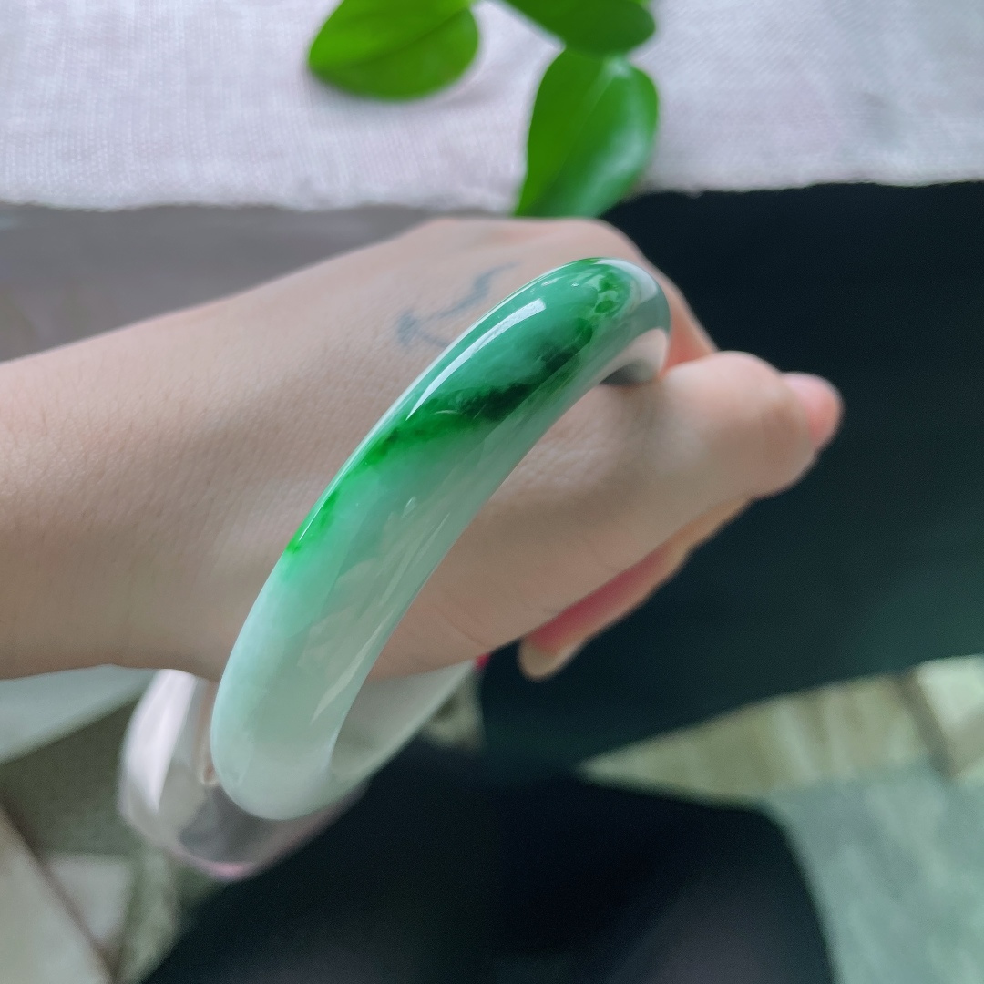 57/11.9/9.2，飘绿正圈，横纹，鲜亮的翠色集中于一隅，不漫天弥散，恰到好处成为整支镯子的点睛之笔，ss57985a