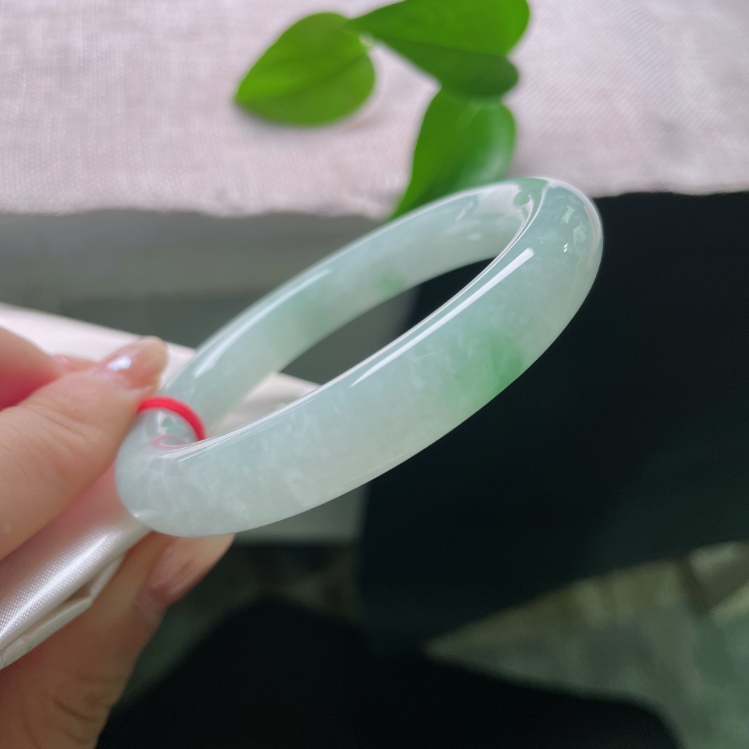 飘花圆条，横纹，清润玉色静静流淌，错落的飘花是大自然千万年的雕琢，造就这一只无可复制的天然翡翠手镯。ss58041a