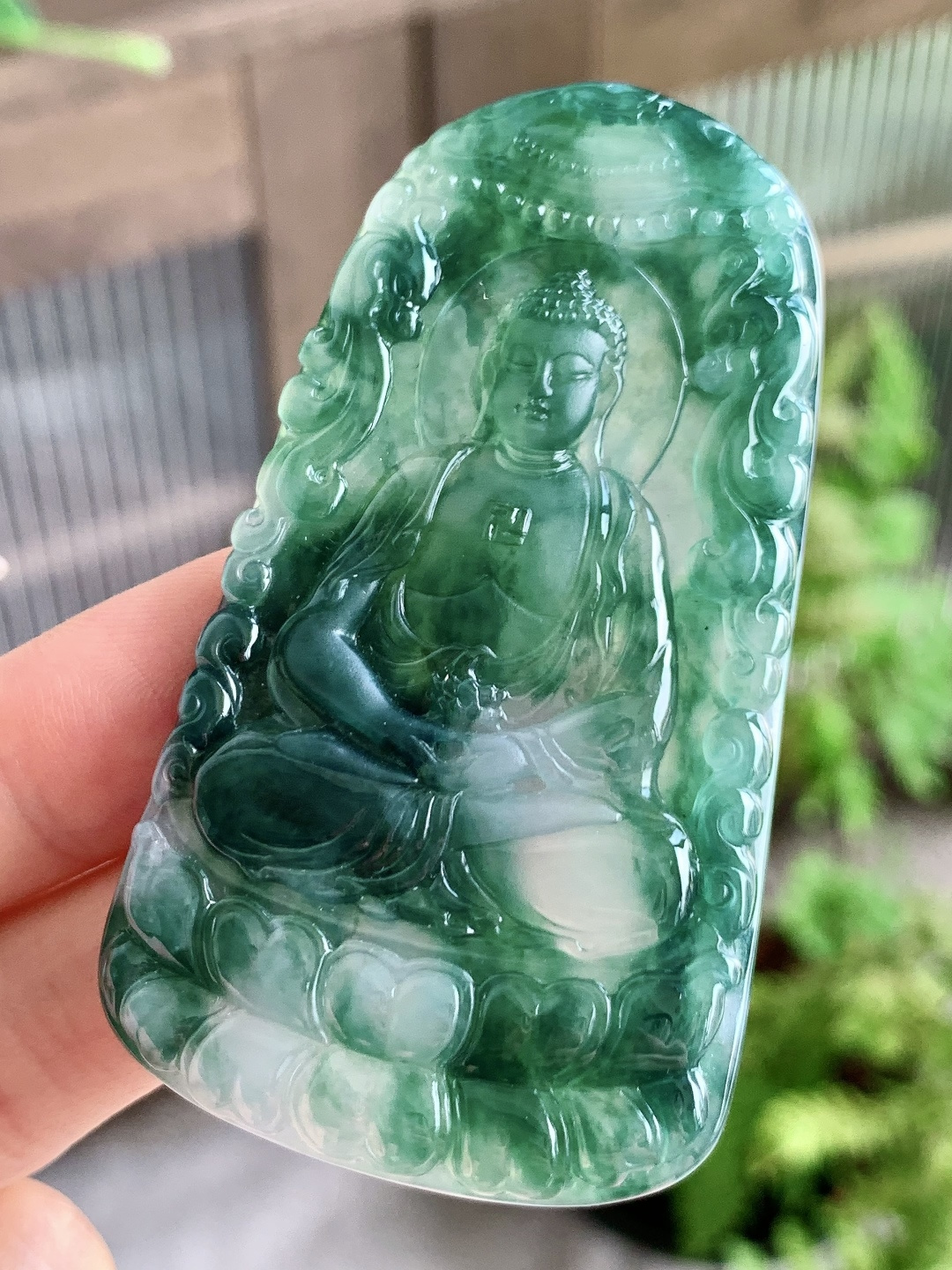 糯冰飘花大日如来牌吊坠,缅料 性比高,尺寸67.7-39-5.8,重量36克