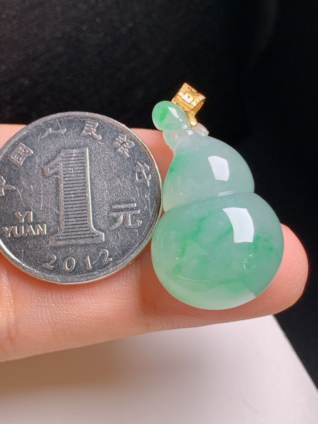 冰飘绿葫芦吊坠，翠色怡人，圆润饱满，福禄双全，裸石29.8-17.8-11.534.6，530901
