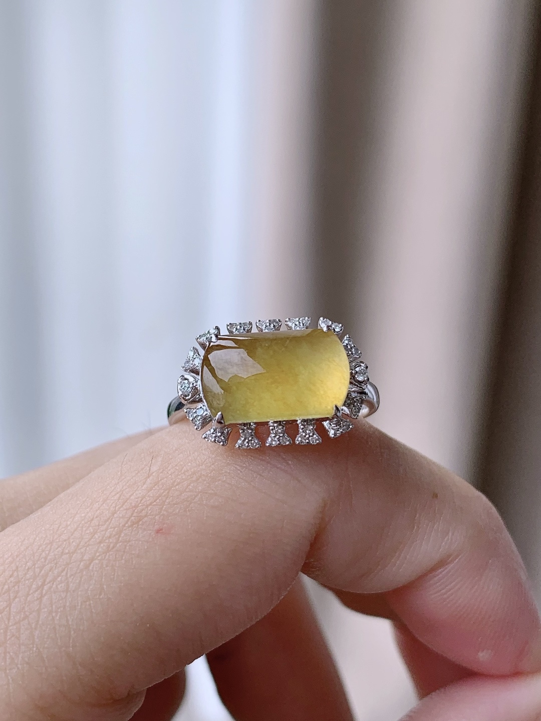 冰黄翡马鞍戒指,18k金镶嵌,鸡油黄