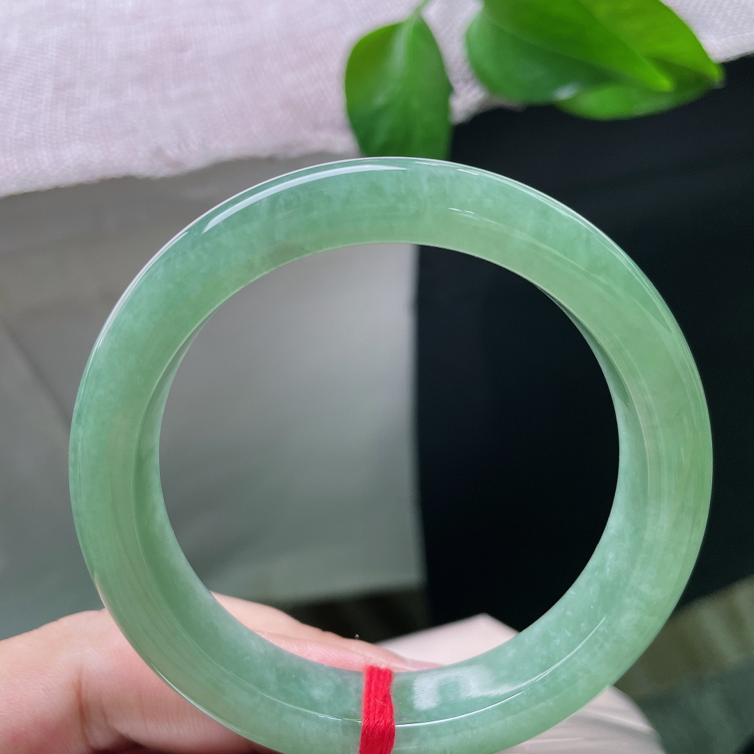 55.5/11.8/8.6，绿底正圈，无裂，鲜亮柔和的绿调衬肤显白，不管日常休闲穿搭还是国风衣裙，都适配度很高。ss58279a