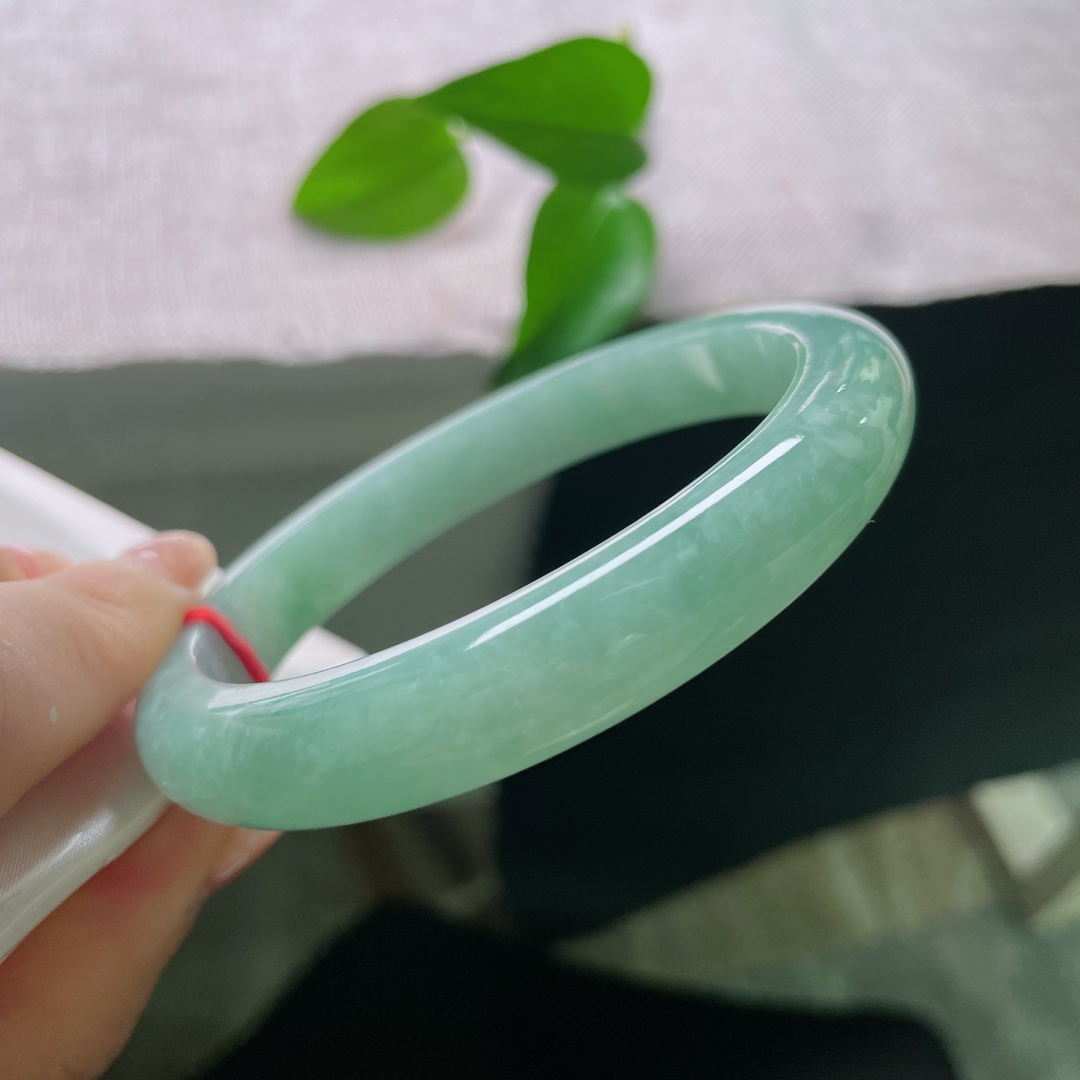 绿底正圈，晶体，大圈口，青调柔和衬肤色，不挑穿搭，日常通勤、新中式穿搭都能适配。ss57940a